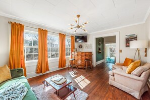 Smart TV, books, music library - Groovy Getaway Loft in Downtown Area with Super Fast Wi-Fi & Dog Friendly (Fort Payne)