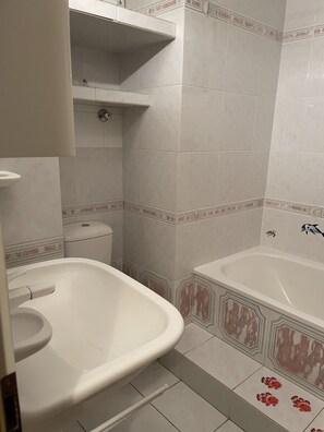 Duschwanne, Handtücher, Shampoo