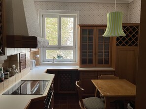 Kühlschrank, Ofen, Herdplatte, Kochgeschirr/Geschirr/Besteck