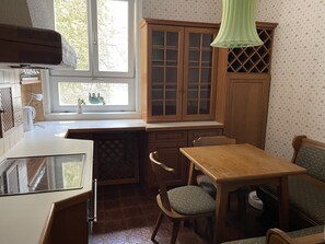 Kühlschrank, Ofen, Herdplatte, Kochgeschirr/Geschirr/Besteck