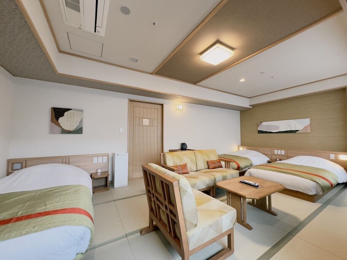 Chambre Triple, 3 lits une place, baignoire accessible aux personnes à mobilité réduite, non-fumeurs | Coffres-forts dans les chambres, bureau, fer et planche à repasser