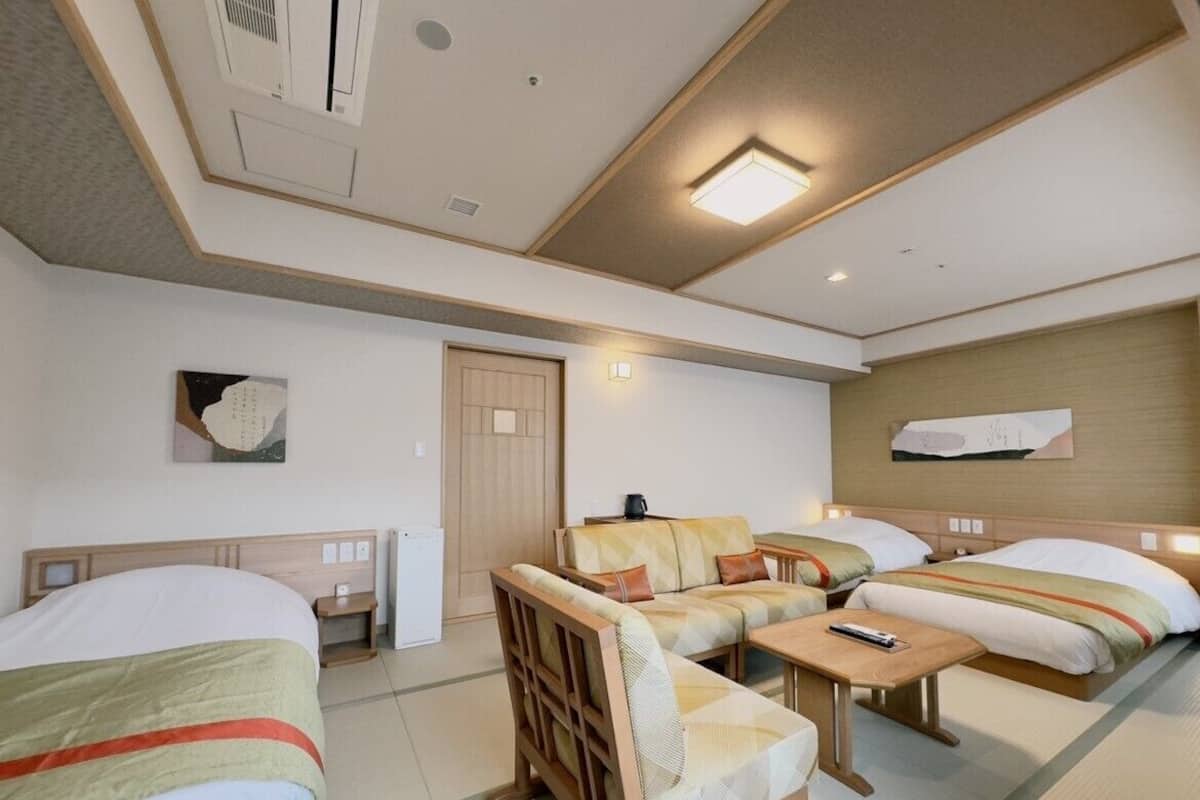 Chambre Triple, 3 lits une place, baignoire accessible aux personnes à mobilité réduite, non-fumeurs | Coffres-forts dans les chambres, bureau, fer et planche à repasser