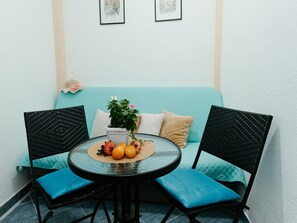 公寓 (One Bedroom Apartment with Terrace) | 客廳 | 25-吋平面電視、有線頻道、電視