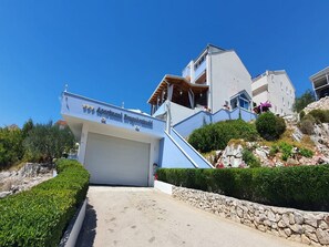 아파트 (One Bedroom Apartment with Balcony an) | 외관