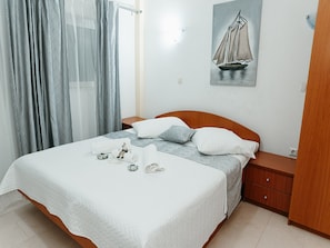 Apartment (One Bedroom Apartment with Terrace) | 5 bedrooms, cots/infant beds - Apartments Dragobratović (Slivno)