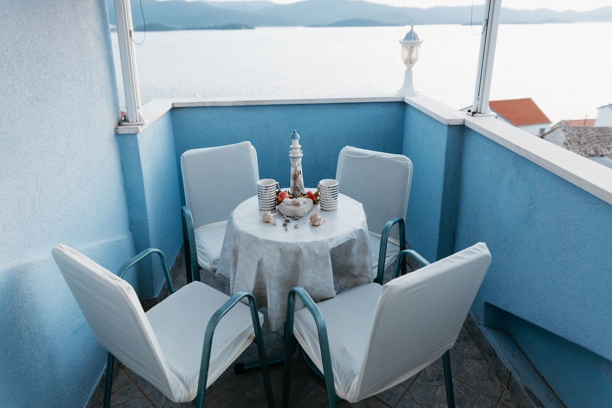 Departamento (One Bedroom Apartment with Balcony an) | Balcón