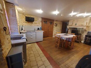 Dining - Chez Émile Logement Entier, 2 Chambres, Jardin Privé (Hûmes)