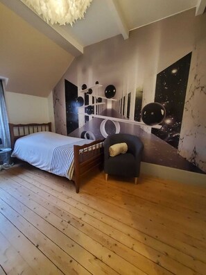 2 makuuhuonetta, työpöytä, äänieristys, silitysrauta/-lauta