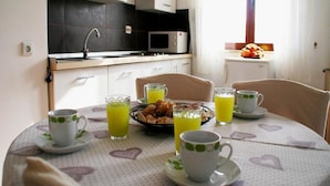 Apartment (One Bedroom Apartment with Terrace) | Private kitchen | Fridge - Apartments Tea Medulin (Medulin)