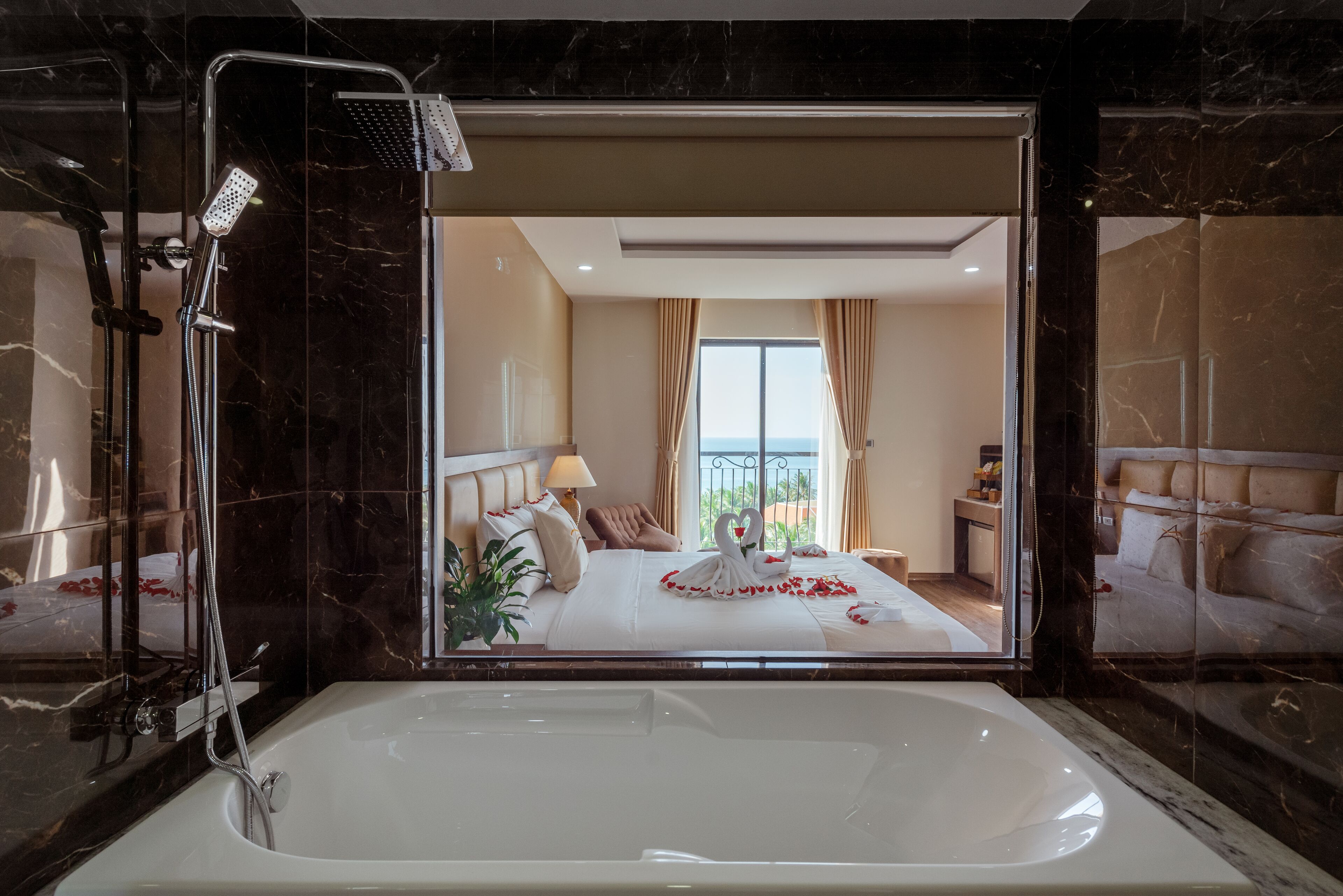 Deluxe Suite, Bathtub, Sea View | Bathroom | Shower, rainfall showerhead, eco-friendly toiletries, hair dryer