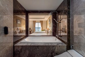 Executive Room, 1 Bedroom, Balcony, Sea View | Bilik Mandi | Pancuran mandi, hulu semburan mandi hujan 