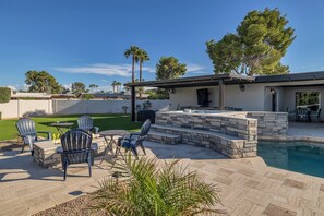 So much to do outdoors! Gather round the Firepit, enjoy the Hot Tub, Pool or Watch TV - Perfect for Families! Private Pool, Spa & BBQ, Near Shopping, Dining, Mayo Clinic + Free Golf (Phoenix)