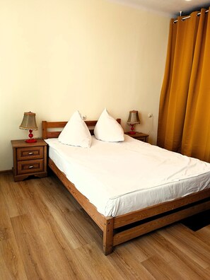Individually decorated, individually furnished, free WiFi, bed sheets - HOSTEL OMEGA (Rzeszów)