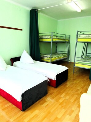 A dormitory room with bunk beds, a desk, and a chair. - HOSTEL OMEGA (Rzeszów)