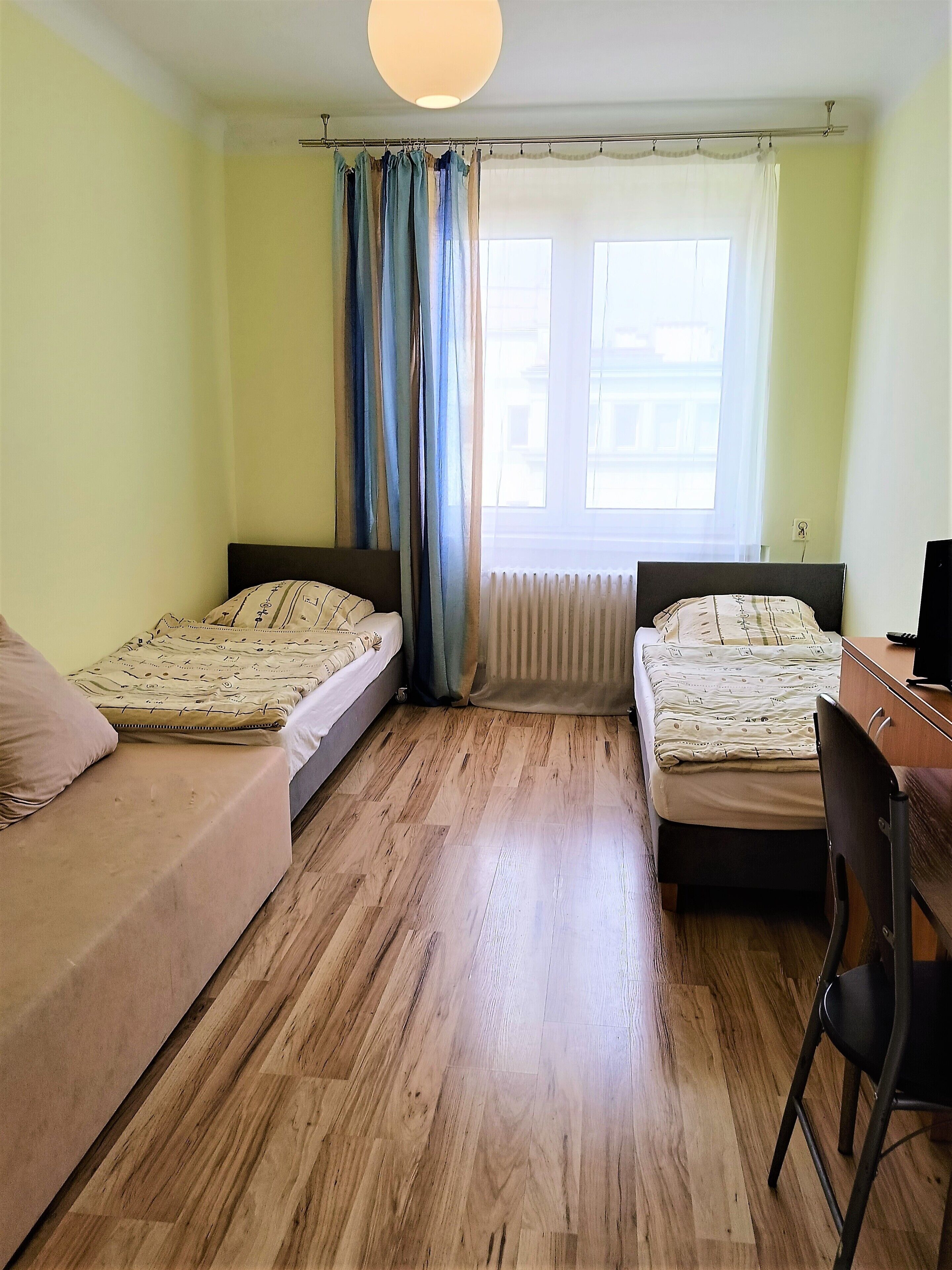 Habitació amb dos llits individuals bàsica | Decoració individual, mobiliari individual i wifi gratuïta 