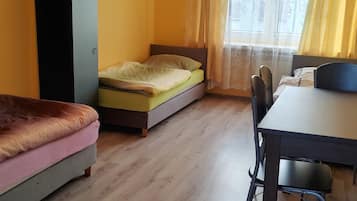 Habitació triple bàsica | Decoració individual, mobiliari individual i wifi gratuïta