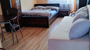 Kahden hengen classic-huone (yksi tai kaksi sänkyä) | Yksilöllisesti sisustettu, yksilöllisesti kalustettu, ilmainen Wi-Fi