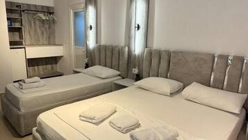 Quarto triplo, sacada | Ferros/tábuas de passar roupa, roupa de cama