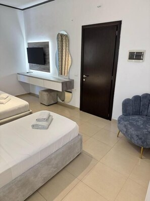 Kamar Triple, balkon | Setrika/meja setrika dan seprai linen
