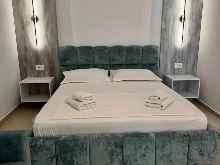 Driepersoonskamer, balkon | Een strijkplank/strijkijzer, beddengoed