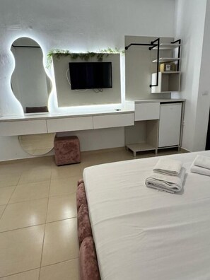 Kamar Double, balkon | Setrika/meja setrika dan seprai linen