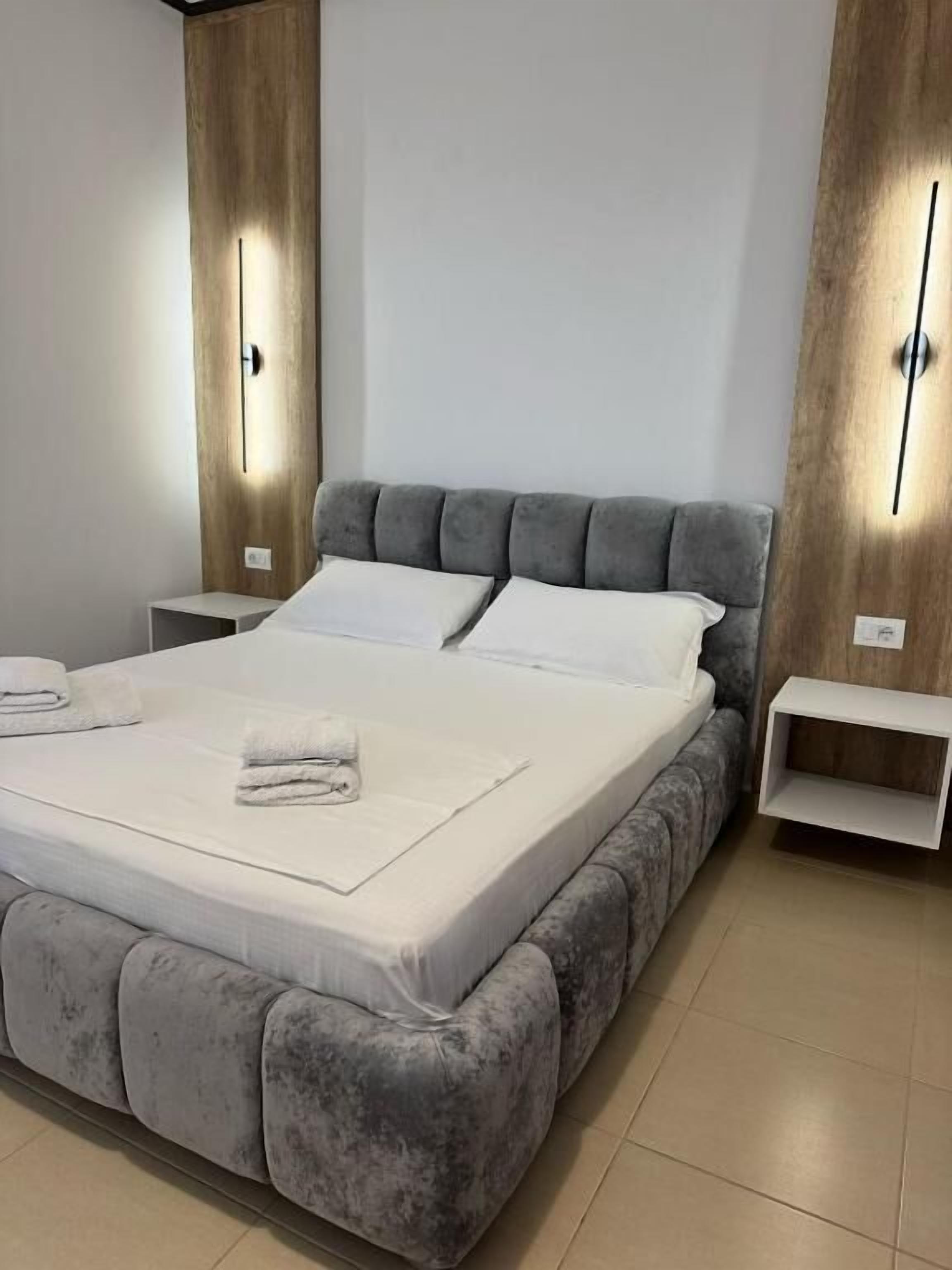 Phòng 3 | Bàn ủi/dụng cụ ủi quần áo, bộ trải giường 