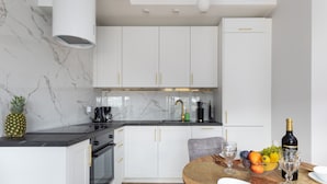 Dụng cụ pha cà phê/trà, máy rửa bát, ấm điện, ghế cao cho trẻ em 