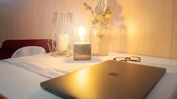 Decoración personalizada, muebles diferentes, escritorio y wifi gratis