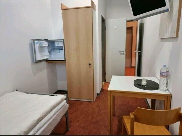 Chambre simple Confort | Décor unique, ameublement unique, bureau, accès au Wi-Fi (inclus)