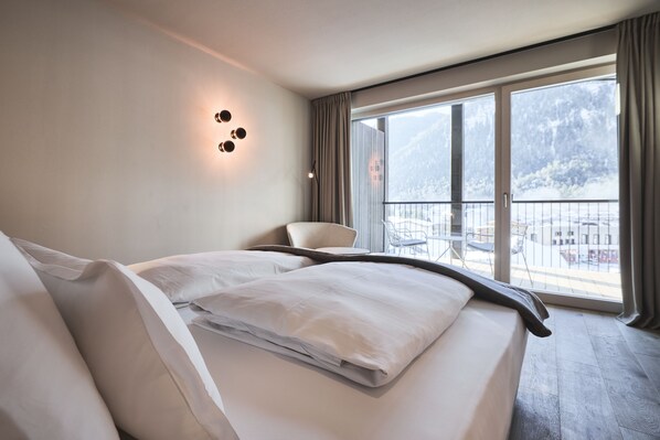 أغطية فراش متميزة وألحفة محشوة بالريش وخزنة داخل الغرفة