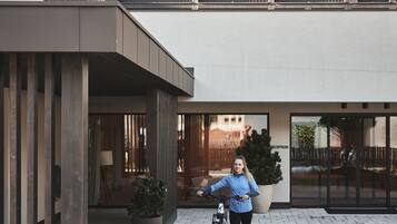 Een modern gebouw met een bord waarop