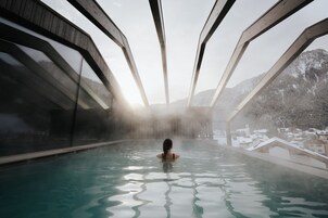 Una piscina techada, una piscina al aire libre