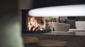 Una sala de estar moderna con chimenea, un sofá y una mesa de centro.
