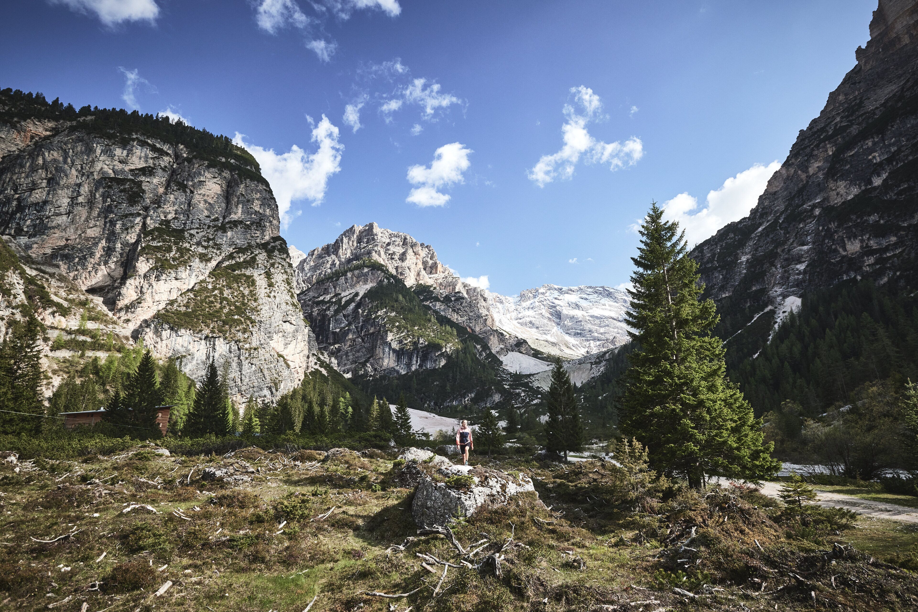 Eine gebirgige Landschaft mit felsigem Gelände und blauem Himmel.