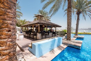 Outdoor pool - Maison Privee - Stylish Apt with Large Patio close to the Beach (Dubai)