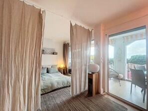1 室のベッドルーム、セーフティボックス (室内)、アイロン / アイロン台、WiFi