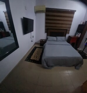 1 chambre, bureau, fer et planche à repasser, Wi-Fi gratuit