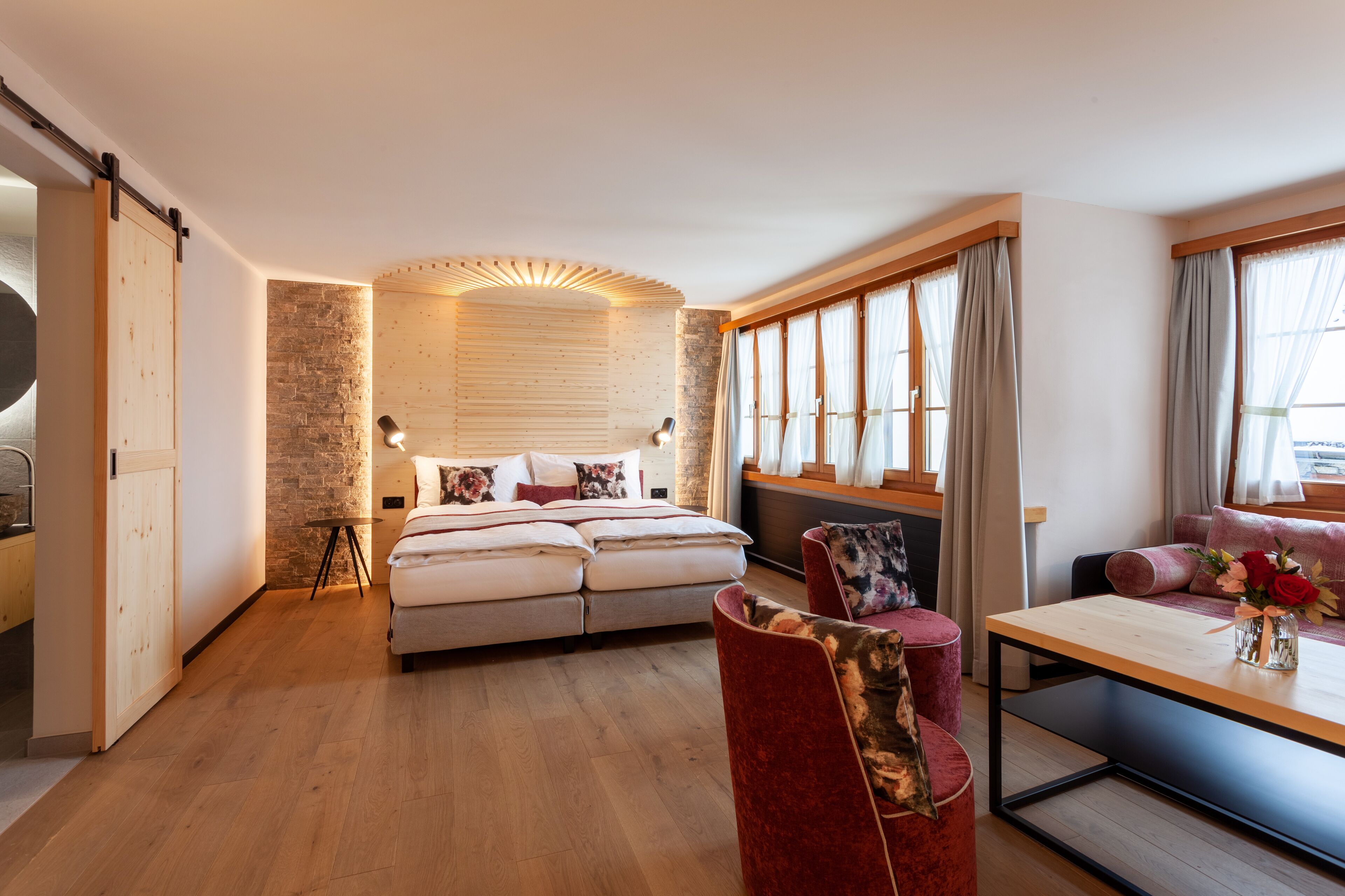 Un dormitorio moderno con cama, escritorio y sofá.
