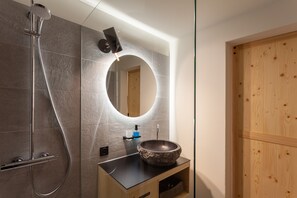 Superior Double Room | Bathroom