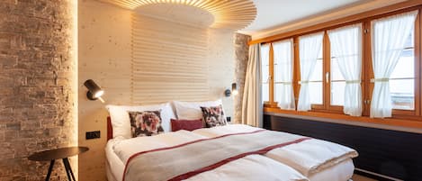 Escritorio, wifi gratis y ropa de cama