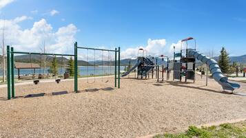 Condo (2 Bedrooms) | Property amenity