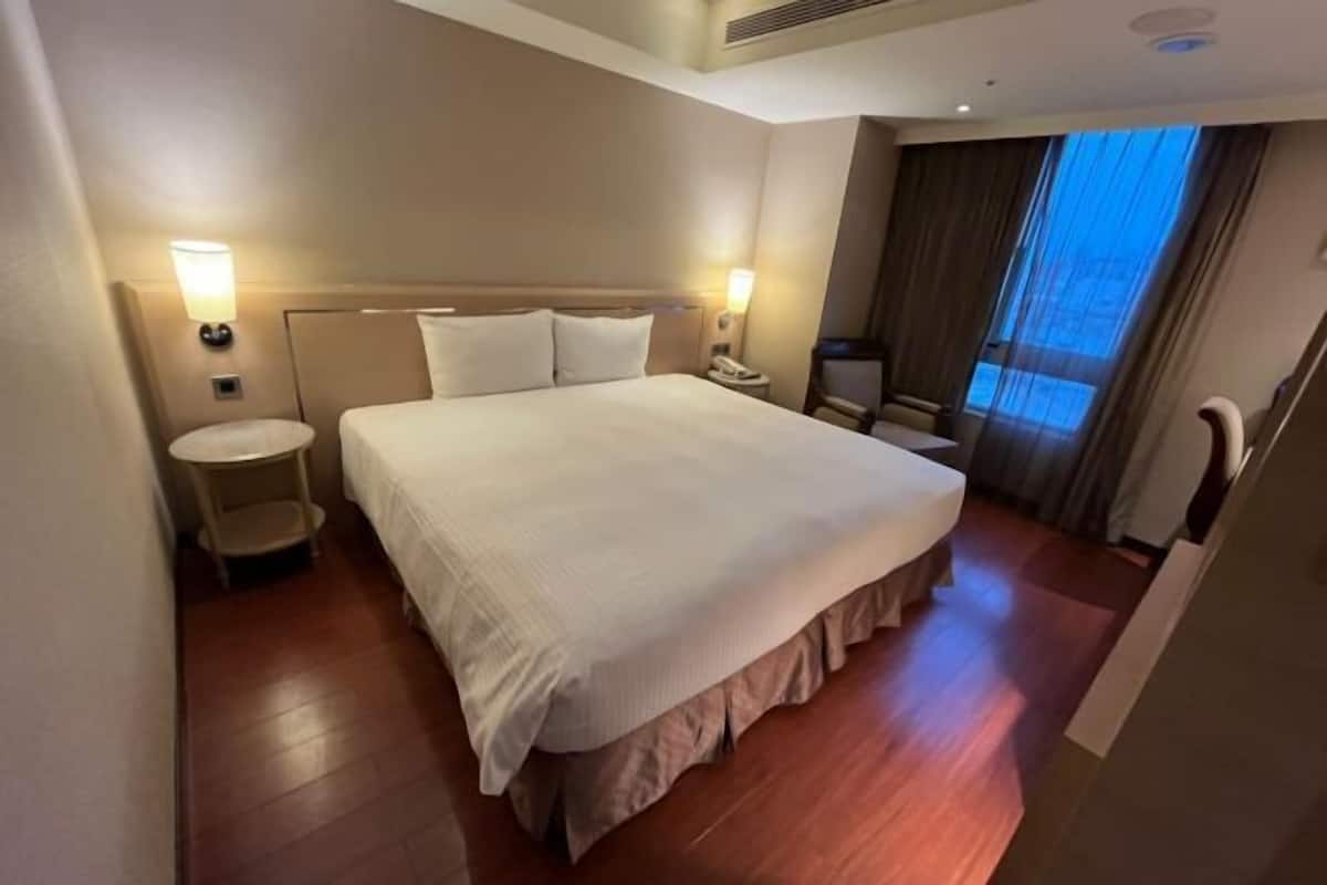 Desk, soundproofing, free WiFi