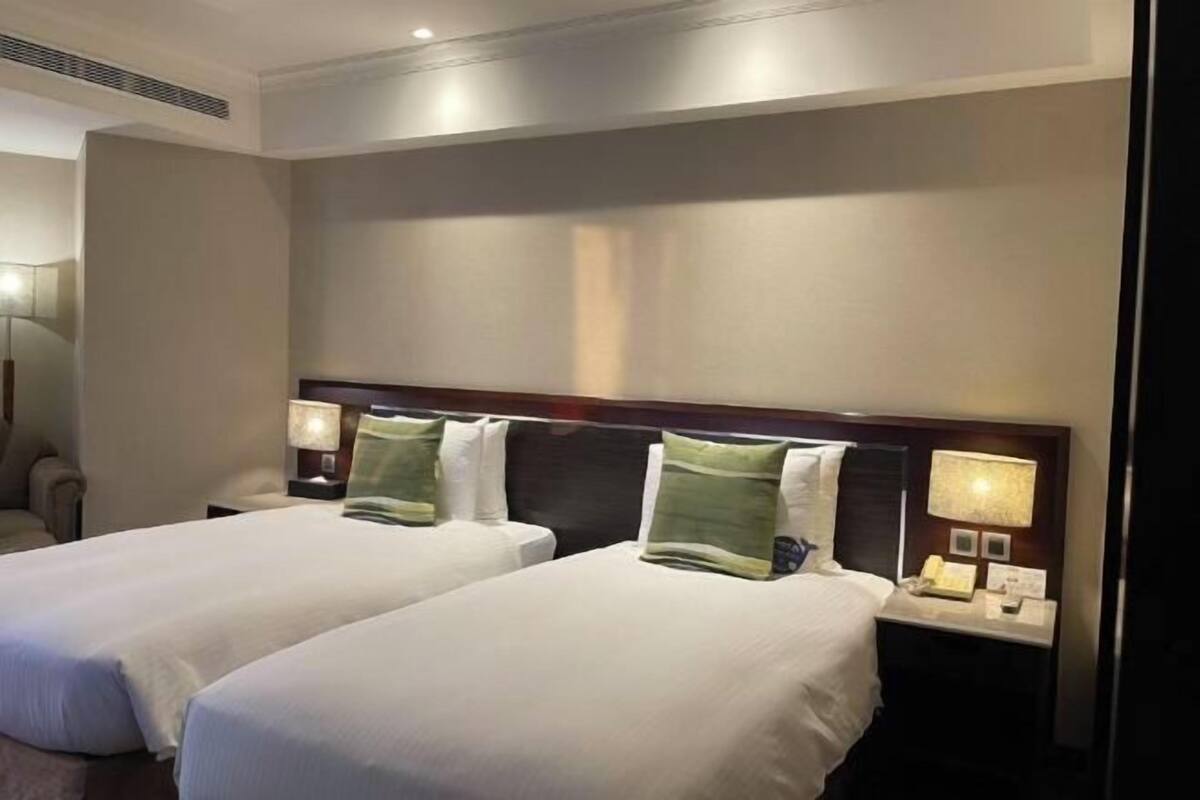 Desk, soundproofing, free WiFi