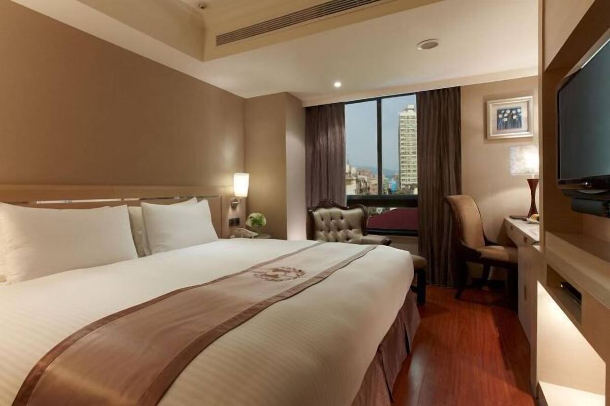 Desk, soundproofing, free WiFi