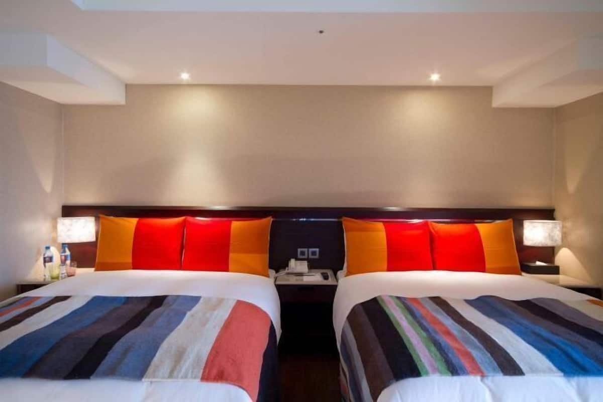 Desk, soundproofing, free WiFi