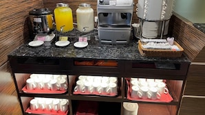 Een automaat met drankjes, koffieapparaten, sapautomaten en een melkstation.