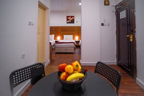 豪華三人房 | 起居區 | 32-吋LED 液晶電視、衛星頻道、電視