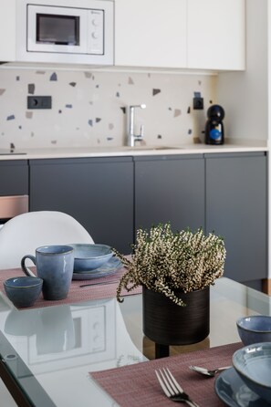 Full-sized fridge, microwave, oven, stovetop - APARTAMENTOS CONGRESO PARKING GRATUITO (Logroño)
