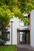 A building entrance with a sign reading "APARTAMENTOS COINGRESO".