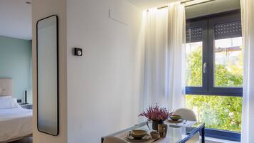 Familie appartement | Woonruimte | Een 40-inch smart-tv met digitale zenders, een televisie en Netflix